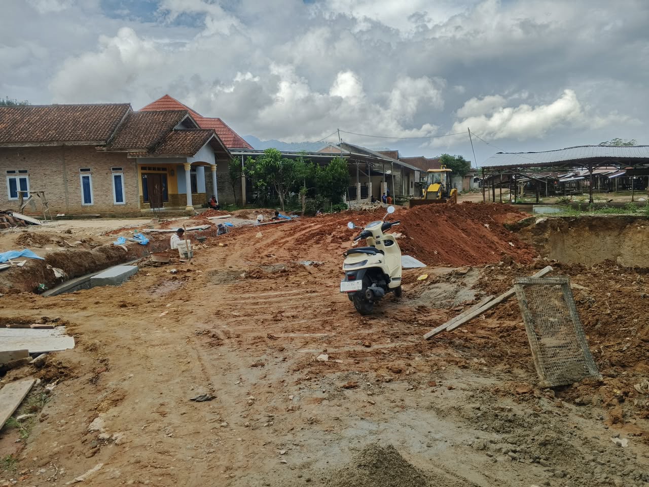 Progres penanganan tanah longsor di area pasar Senin Pekon Karang Agung