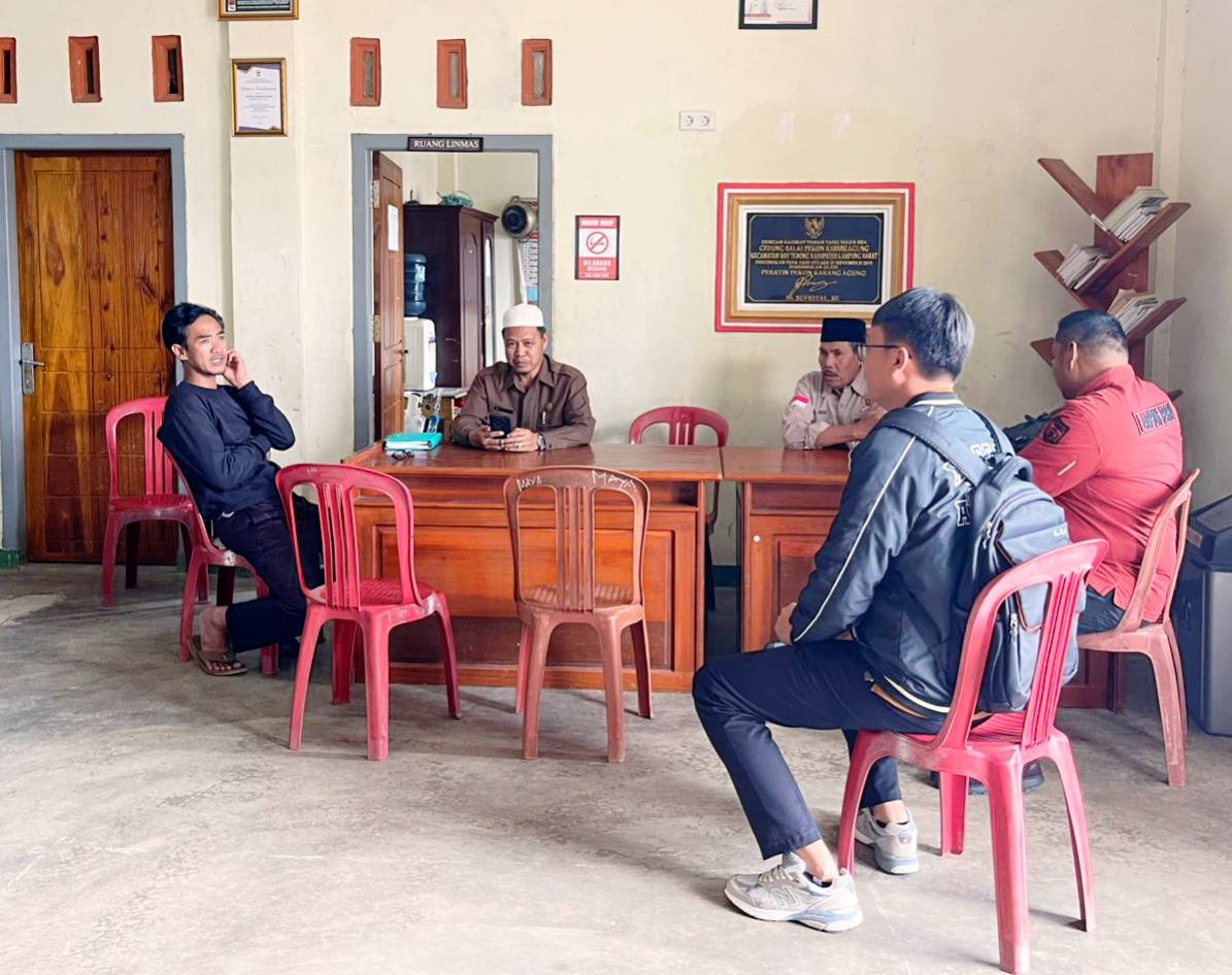 Bincang santai peratin Pekon Karang Agung Junaedi Sopantono dengan Anggota DPRD Kabupaten Lampung Barat Dapil 3