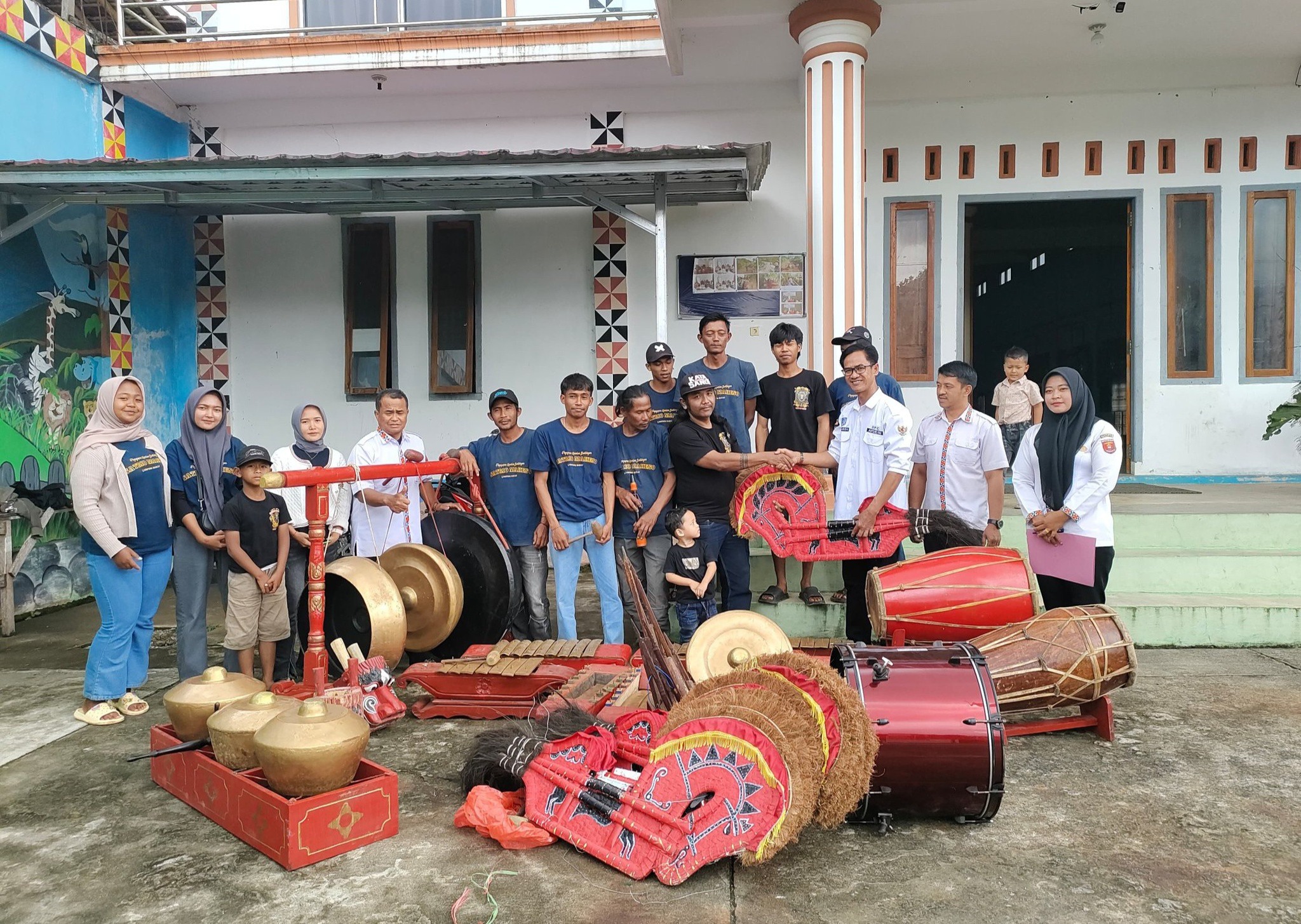 Penyerahan alat kesenian Gamelan oleh Bapak Peratin